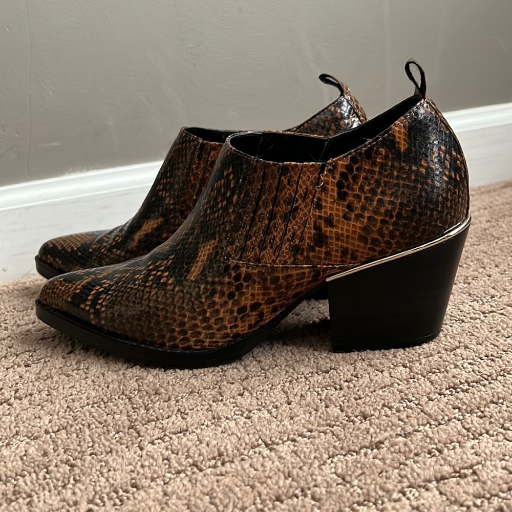 BLEECKER&BOND womens ankle booties size 9